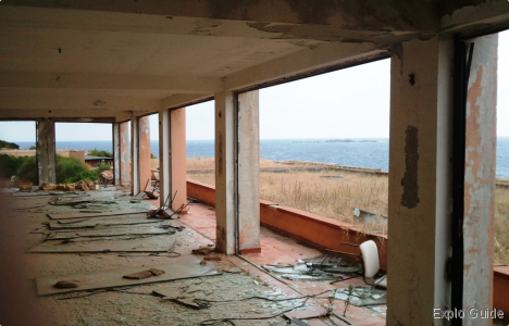Cala Longa destroyed hotel, Bonifacio ExploGuide - Off the Path Travel and Alternative Tourism database