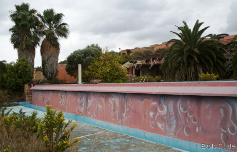 Cala Longa destroyed hotel, Bonifacio ExploGuide - Off the Path Travel and Alternative Tourism database