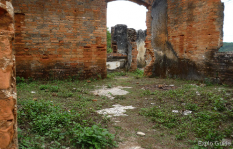 French old ruined hospital, Muang Khoun Explo-guide - Alternative travel database