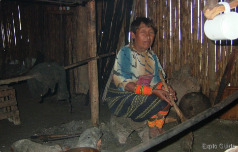 Kuna woman ("Can I take your picture?" - "ONE DOLLAR!") ExploGuide - Off the Path Travel and Alternative Tourism database