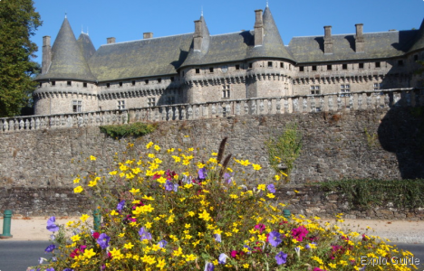 Castle and gardens, Pompadour, Corrèze Explo-guide - Alternative travel database
