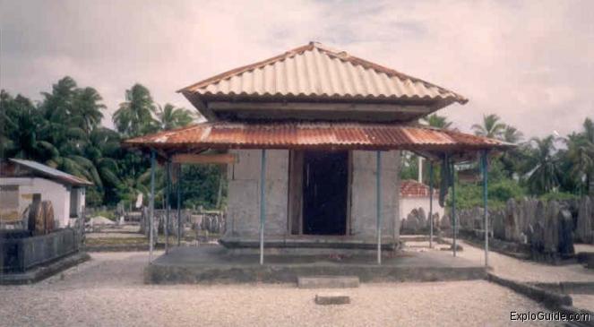 Koagannu cemetery, Meedhoo island, Addu Atoll ExploGuide - Off the Path Travel and Alternative Tourism database